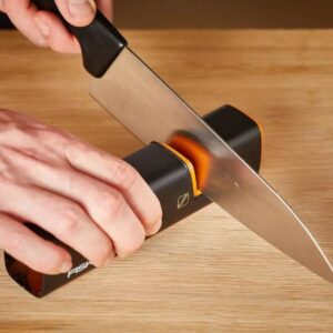 fiskars-edge-roll-sharp-veitsenteroitin