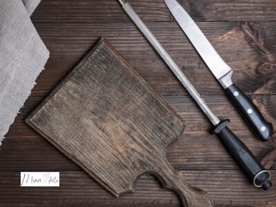 Kokkiveitsi ja veitsenteroitin keittiössä – kokkiveitset ja teroittimet vertailuineen